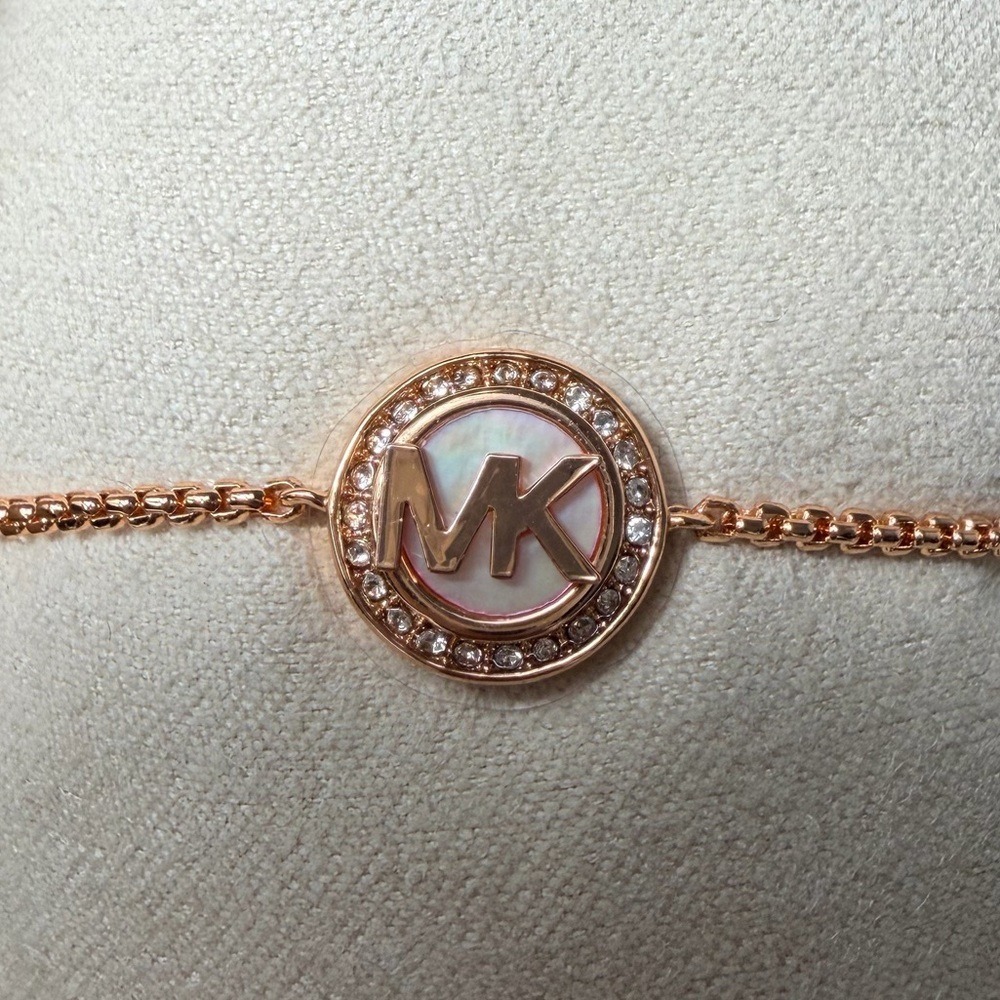 Michael Kors Elegant Gold Bracelet with Logo Charm rose gold color - Picture 2 of 11